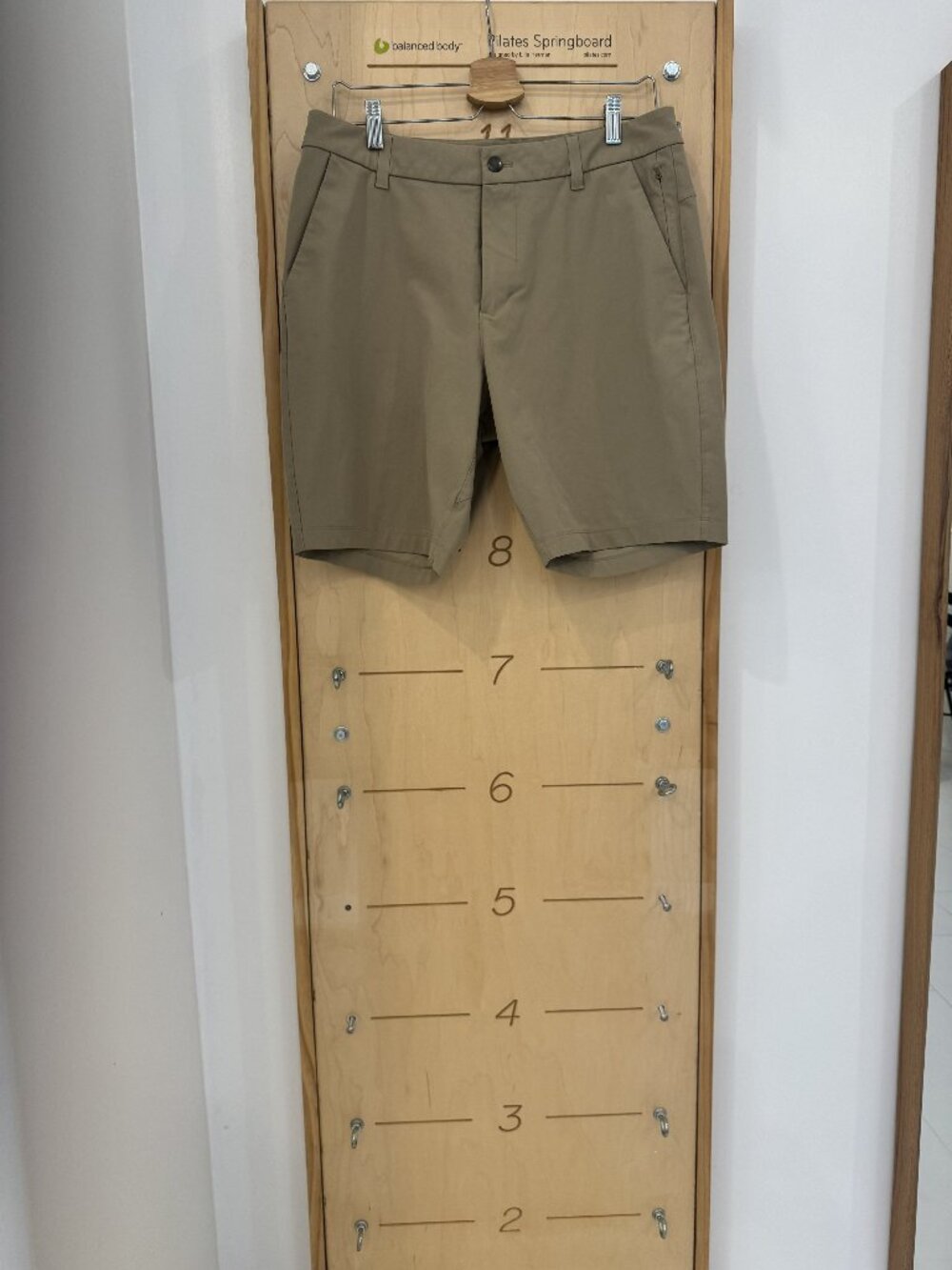 *Commission Classic-Fit Short 9" Warpstreme – Size 32 – Tofino Sand